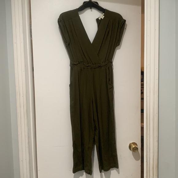 Army green romper with pockets it’s capri style length. - Picture 4 of 4
